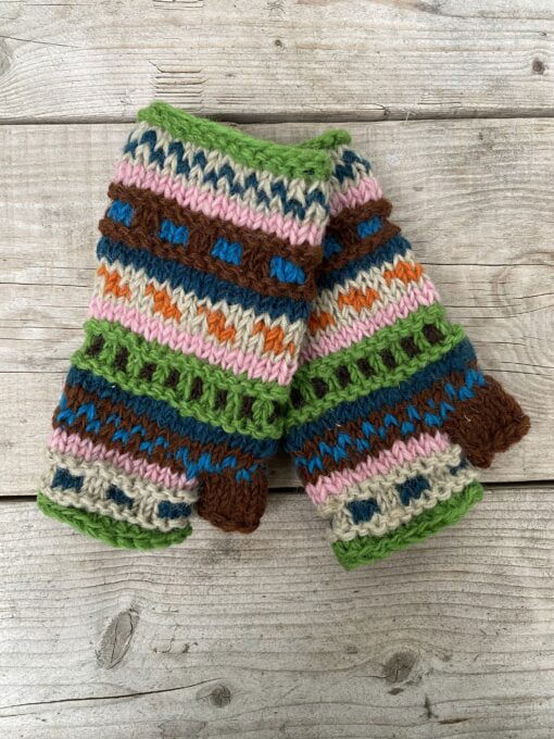 Handgebreide 100% wollen polswarmers gemaakt door vrouwen in Nepal. Met fleece gevoerd dus superwarm! Elk paar is uniek want handwerk.