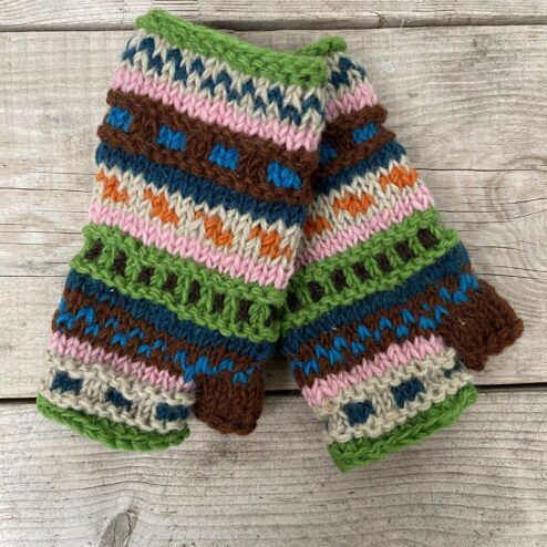 Handgebreide 100% wollen polswarmers gemaakt door vrouwen in Nepal. Met fleece gevoerd dus superwarm! Elk paar is uniek want handwerk.