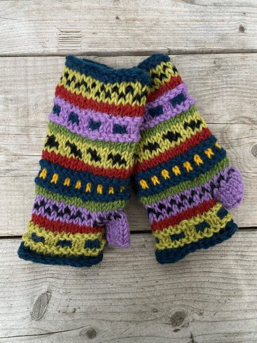 Handgebreide 100% wollen polswarmers gemaakt door vrouwen in Nepal. Met fleece gevoerd dus superwarm! Elk paar is uniek want handwerk.