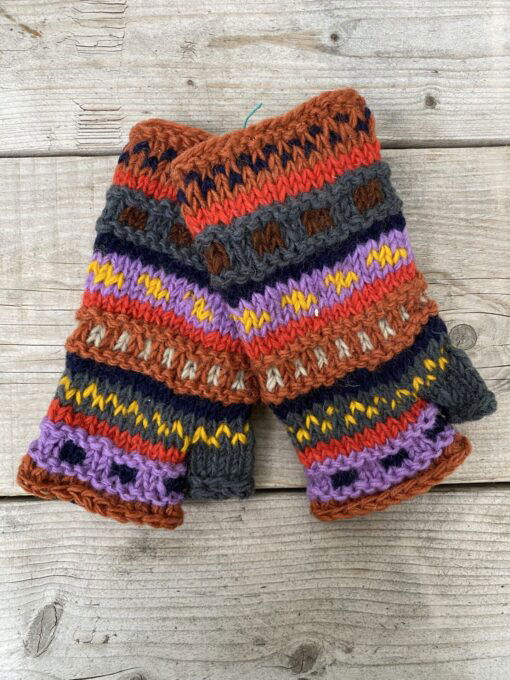 Handgebreide 100% wollen polswarmers gemaakt door vrouwen in Nepal. Met fleece gevoerd dus superwarm! Elk paar is uniek want handwerk.