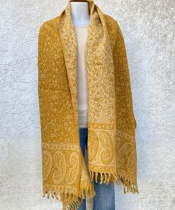 Grote wintersjaal uit India, superwarm en in mooie patronen geweven. Een echte eyecatcher. Gebruik deze sjaal ook als omslagdoek of dekentje op de bank. Of het nou zomer is of winter, van deze sjaal heb je altijd plezier.