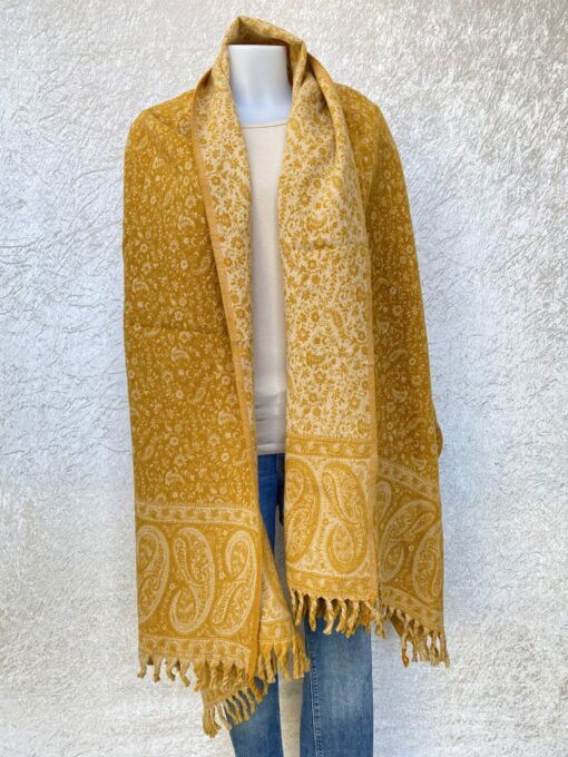 Grote wintersjaal uit India, superwarm en in mooie patronen geweven. Een echte eyecatcher. Gebruik deze sjaal ook als omslagdoek of dekentje op de bank. Of het nou zomer is of winter, van deze sjaal heb je altijd plezier.