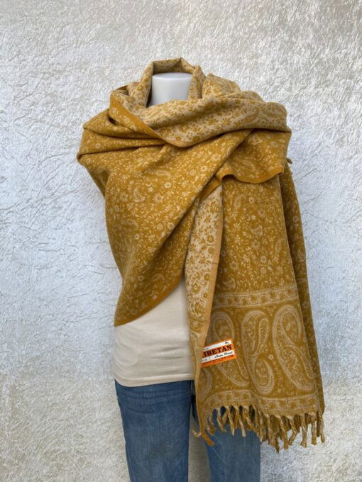 Grote wintersjaal uit India, superwarm en in mooie patronen geweven. Een echte eyecatcher. Gebruik deze sjaal ook als omslagdoek of dekentje op de bank. Of het nou zomer is of winter, van deze sjaal heb je altijd plezier.