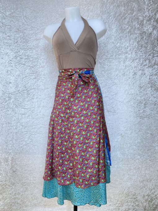 Wikkelrok passend van maat XS tot en met XXL. Gemaakt van twee vintage sari's uit India. De rok valt tot ruim over de knie. De rok is aan twee zijden draagbaar, ofwel reversible. Voor en achterkant verschillen volledig van elkaar. Superleuk en sustainable item voor in je garderobe, en ook heerlijk voor mee op reis-want je hebt een 2 in 1 rok!
