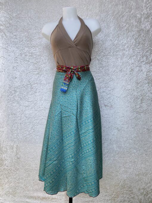Wikkelrok passend van maat XS tot en met XXL. Gemaakt van twee vintage sari's uit India. De rok valt tot ruim over de knie. De rok is aan twee zijden draagbaar, ofwel reversible. Voor en achterkant verschillen volledig van elkaar. Superleuk en sustainable item voor in je garderobe, en ook heerlijk voor mee op reis-want je hebt een 2 in 1 rok!