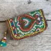 Prachtige en unieke portemonnee met de hand afgewerkt met vintage stoffen uit India. Elke portemonnee is uniek en handmade.