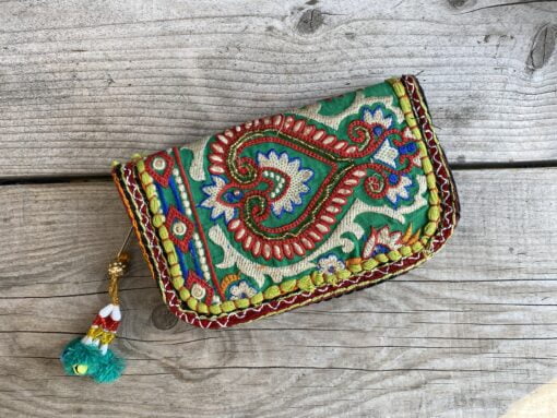 Prachtige en unieke portemonnee met de hand afgewerkt met vintage stoffen uit India. Elke portemonnee is uniek en handmade.