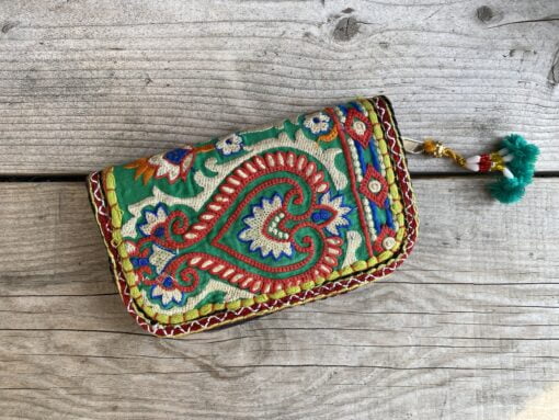 Prachtige en unieke portemonnee met de hand afgewerkt met vintage stoffen uit India. Elke portemonnee is uniek en handmade.