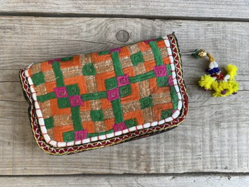 Prachtige en unieke portemonnee met de hand afgewerkt met vintage stoffen uit India. Elke portemonnee is uniek en handmade.