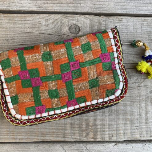 Prachtige en unieke portemonnee met de hand afgewerkt met vintage stoffen uit India. Elke portemonnee is uniek en handmade.