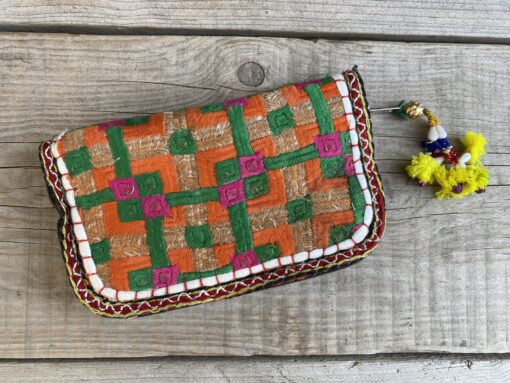 Prachtige en unieke portemonnee met de hand afgewerkt met vintage stoffen uit India. Elke portemonnee is uniek en handmade.