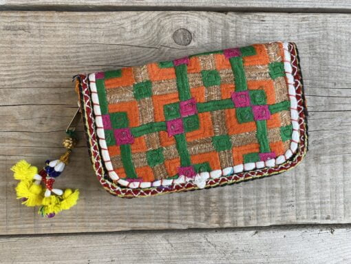 IPrachtige en unieke portemonnee met de hand afgewerkt met vintage stoffen uit India. Elke portemonnee is uniek en handmade.