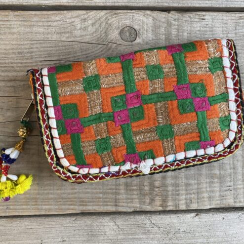 IPrachtige en unieke portemonnee met de hand afgewerkt met vintage stoffen uit India. Elke portemonnee is uniek en handmade.