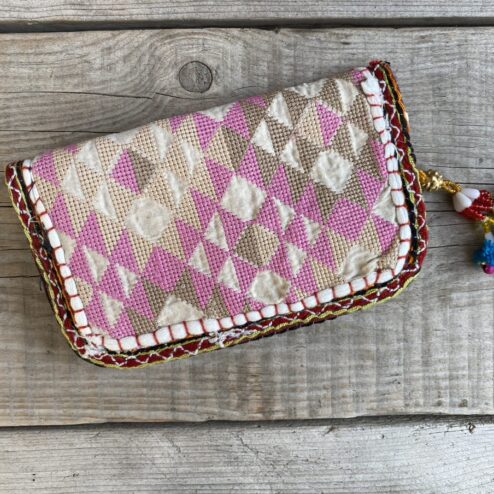 Prachtige en unieke portemonnee met de hand afgewerkt met vintage stoffen uit India. Elke portemonnee is uniek en handmade.