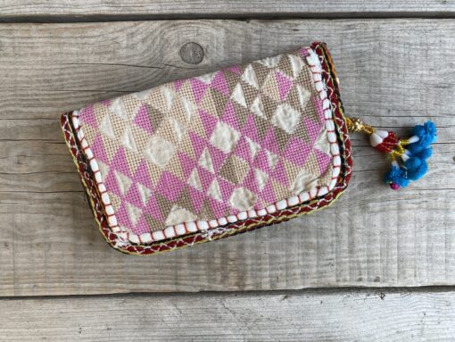 Prachtige en unieke portemonnee met de hand afgewerkt met vintage stoffen uit India. Elke portemonnee is uniek en handmade.