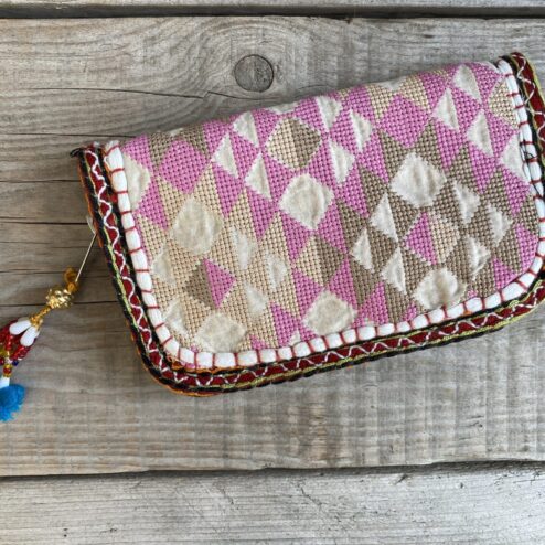Prachtige en unieke portemonnee met de hand afgewerkt met vintage stoffen uit India. Elke portemonnee is uniek en handmade.