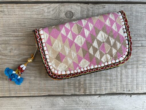 Prachtige en unieke portemonnee met de hand afgewerkt met vintage stoffen uit India. Elke portemonnee is uniek en handmade.