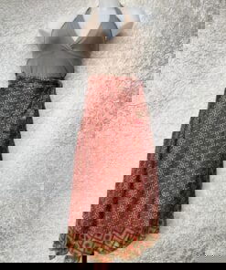 Wikkelrok passend van maat XS tot en met XXL. Gemaakt van twee vintage sari's uit India. De rok valt tot ruim over de knie. De rok is aan twee zijden draagbaar, ofwel reversible. Voor en achterkant verschillen volledig van elkaar. Superleuk en sustainable item voor in je garderobe, en ook heerlijk voor mee op reis-want je hebt een 2 in 1 rok!