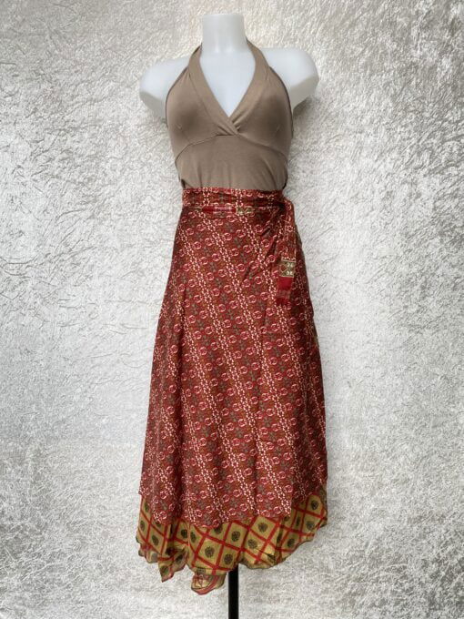 Wikkelrok passend van maat XS tot en met XXL. Gemaakt van twee vintage sari's uit India. De rok valt tot ruim over de knie. De rok is aan twee zijden draagbaar, ofwel reversible. Voor en achterkant verschillen volledig van elkaar. Superleuk en sustainable item voor in je garderobe, en ook heerlijk voor mee op reis-want je hebt een 2 in 1 rok!