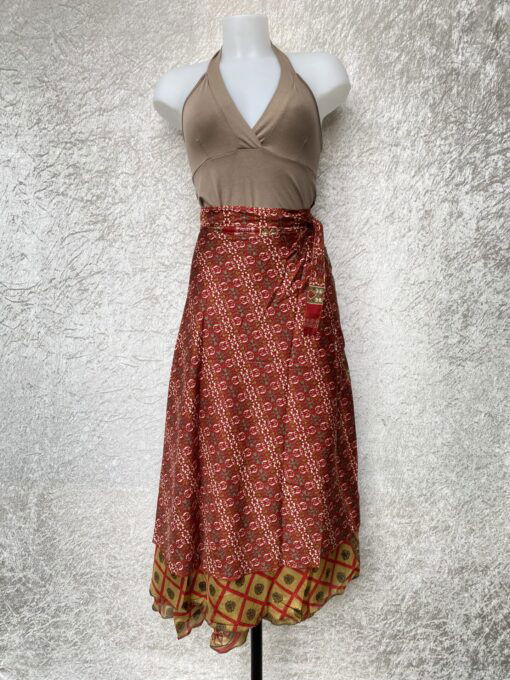 Wikkelrok passend van maat XS tot en met XXL. Gemaakt van twee vintage sari's uit India. De rok valt tot ruim over de knie. De rok is aan twee zijden draagbaar, ofwel reversible. Voor en achterkant verschillen volledig van elkaar. Superleuk en sustainable item voor in je garderobe, en ook heerlijk voor mee op reis-want je hebt een 2 in 1 rok!
