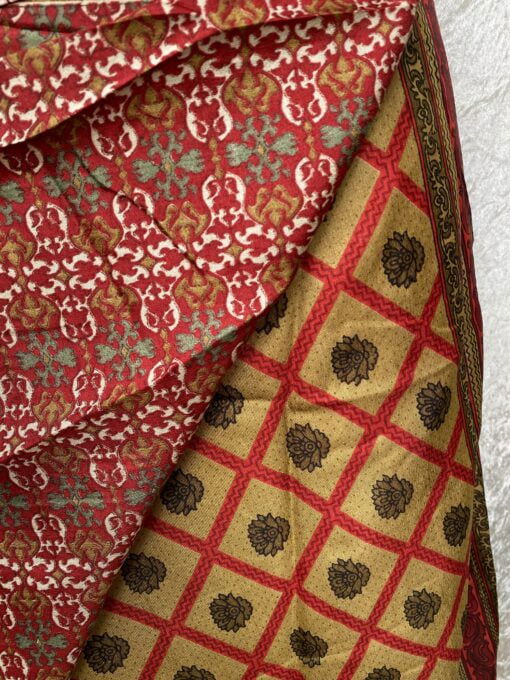 Wikkelrok passend van maat XS tot en met XXL. Gemaakt van twee vintage sari's uit India. De rok valt tot ruim over de knie. De rok is aan twee zijden draagbaar, ofwel reversible. Voor en achterkant verschillen volledig van elkaar. Superleuk en sustainable item voor in je garderobe, en ook heerlijk voor mee op reis-want je hebt een 2 in 1 rok!