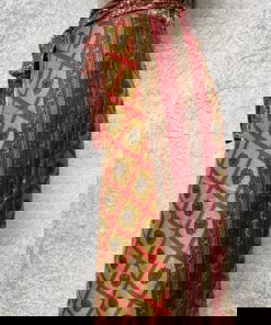 Wikkelrok passend van maat XS tot en met XXL. Gemaakt van twee vintage sari's uit India. De rok valt tot ruim over de knie. De rok is aan twee zijden draagbaar, ofwel reversible. Voor en achterkant verschillen volledig van elkaar. Superleuk en sustainable item voor in je garderobe, en ook heerlijk voor mee op reis-want je hebt een 2 in 1 rok!