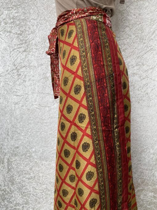 Wikkelrok passend van maat XS tot en met XXL. Gemaakt van twee vintage sari's uit India. De rok valt tot ruim over de knie. De rok is aan twee zijden draagbaar, ofwel reversible. Voor en achterkant verschillen volledig van elkaar. Superleuk en sustainable item voor in je garderobe, en ook heerlijk voor mee op reis-want je hebt een 2 in 1 rok!