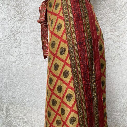 Wikkelrok passend van maat XS tot en met XXL. Gemaakt van twee vintage sari's uit India. De rok valt tot ruim over de knie. De rok is aan twee zijden draagbaar, ofwel reversible. Voor en achterkant verschillen volledig van elkaar. Superleuk en sustainable item voor in je garderobe, en ook heerlijk voor mee op reis-want je hebt een 2 in 1 rok!