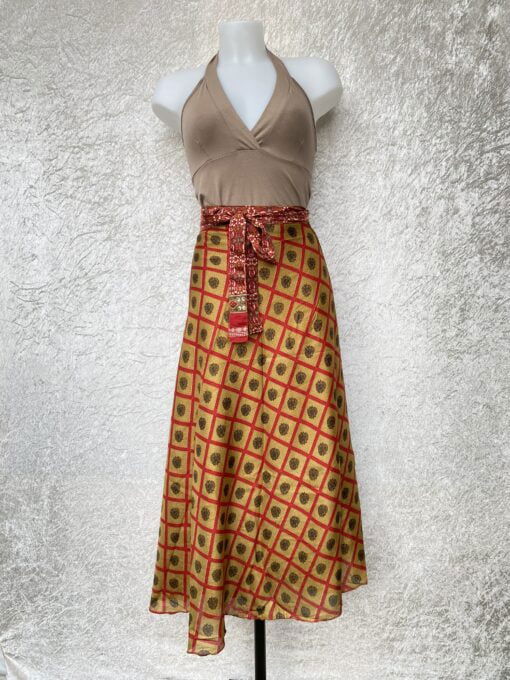 Wikkelrok passend van maat XS tot en met XXL. Gemaakt van twee vintage sari's uit India. De rok valt tot ruim over de knie. De rok is aan twee zijden draagbaar, ofwel reversible. Voor en achterkant verschillen volledig van elkaar. Superleuk en sustainable item voor in je garderobe, en ook heerlijk voor mee op reis-want je hebt een 2 in 1 rok!
