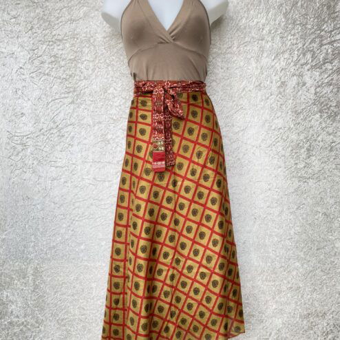 Wikkelrok passend van maat XS tot en met XXL. Gemaakt van twee vintage sari's uit India. De rok valt tot ruim over de knie. De rok is aan twee zijden draagbaar, ofwel reversible. Voor en achterkant verschillen volledig van elkaar. Superleuk en sustainable item voor in je garderobe, en ook heerlijk voor mee op reis-want je hebt een 2 in 1 rok!