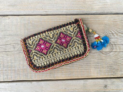 Prachtige en unieke portemonnee met de hand afgewerkt met vintage stoffen uit India. Elke portemonnee is uniek en handmade.