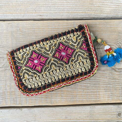 Prachtige en unieke portemonnee met de hand afgewerkt met vintage stoffen uit India. Elke portemonnee is uniek en handmade.