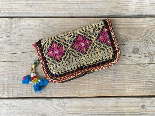 Prachtige en unieke portemonnee met de hand afgewerkt met vintage stoffen uit India. Elke portemonnee is uniek en handmade.