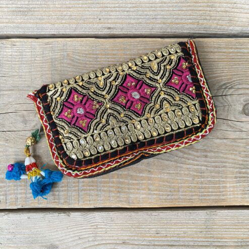 Prachtige en unieke portemonnee met de hand afgewerkt met vintage stoffen uit India. Elke portemonnee is uniek en handmade.