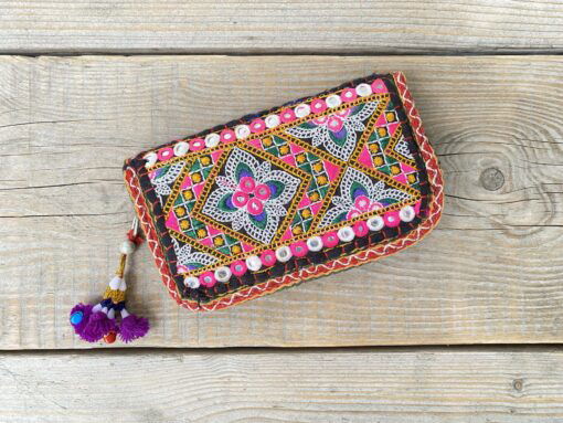 Prachtige en unieke portemonnee met de hand afgewerkt met vintage stoffen uit India. Elke portemonnee is uniek en handmade.