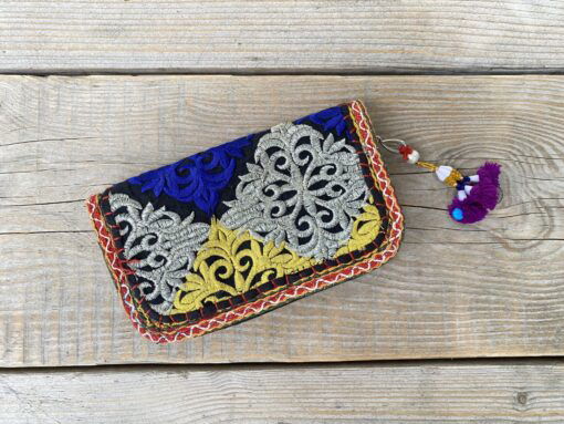 Prachtige en unieke portemonnee met de hand afgewerkt met vintage stoffen uit India. Elke portemonnee is uniek en handmade.