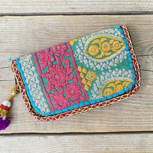 Prachtige en unieke portemonnee met de hand afgewerkt met vintage stoffen uit India. Elke portemonnee is uniek en handmade.