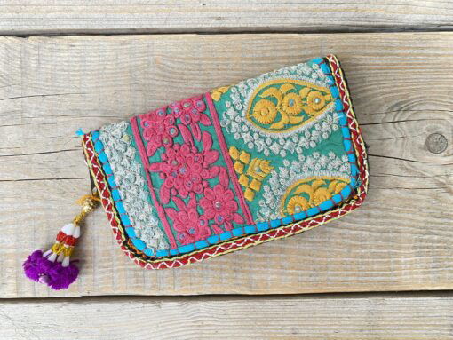 Prachtige en unieke portemonnee met de hand afgewerkt met vintage stoffen uit India. Elke portemonnee is uniek en handmade.