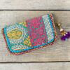 Prachtige en unieke portemonnee met de hand afgewerkt met vintage stoffen uit India. Elke portemonnee is uniek en handmade.