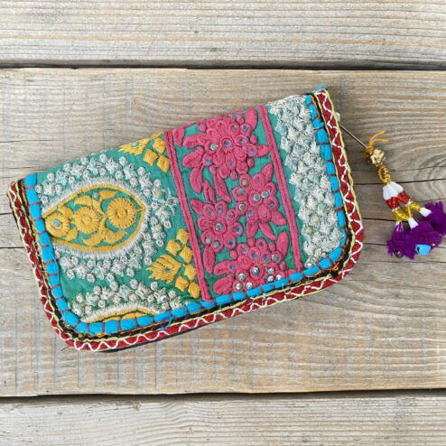 Prachtige en unieke portemonnee met de hand afgewerkt met vintage stoffen uit India. Elke portemonnee is uniek en handmade.