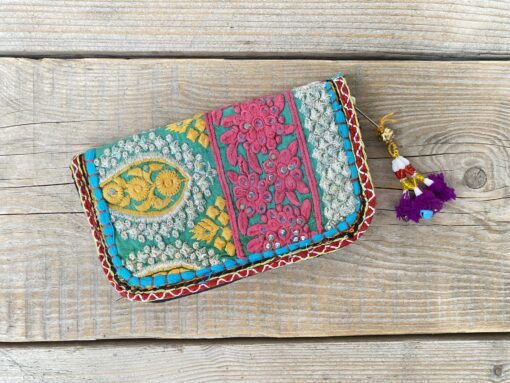 Prachtige en unieke portemonnee met de hand afgewerkt met vintage stoffen uit India. Elke portemonnee is uniek en handmade.