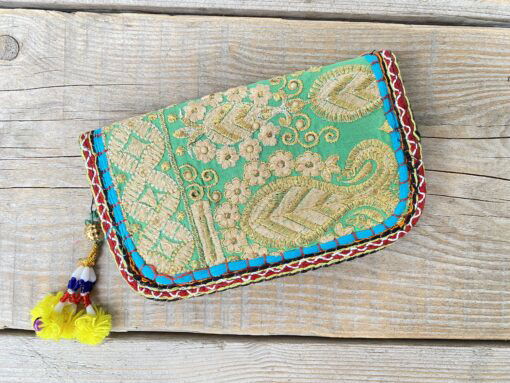 Prachtige en unieke portemonnee met de hand afgewerkt met vintage stoffen uit India. Elke portemonnee is uniek en handmade.