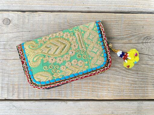 Prachtige en unieke portemonnee met de hand afgewerkt met vintage stoffen uit India. Elke portemonnee is uniek en handmade.