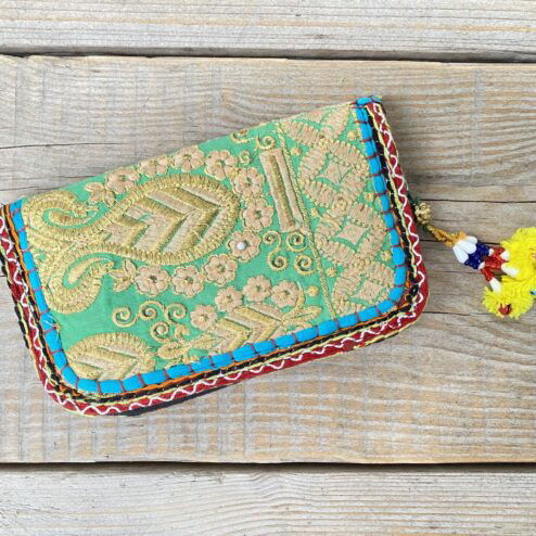Prachtige en unieke portemonnee met de hand afgewerkt met vintage stoffen uit India. Elke portemonnee is uniek en handmade.
