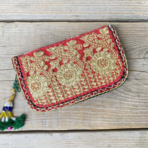 Prachtige en unieke portemonnee met de hand afgewerkt met vintage stoffen uit India. Elke portemonnee is uniek en handmade.
