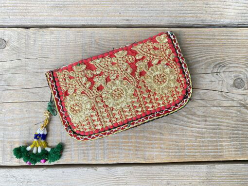 Prachtige en unieke portemonnee met de hand afgewerkt met vintage stoffen uit India. Elke portemonnee is uniek en handmade.