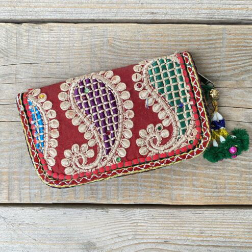 Prachtige en unieke portemonnee met de hand afgewerkt met vintage stoffen uit India. Elke portemonnee is uniek en handmade.