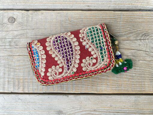 Prachtige en unieke portemonnee met de hand afgewerkt met vintage stoffen uit India. Elke portemonnee is uniek en handmade.