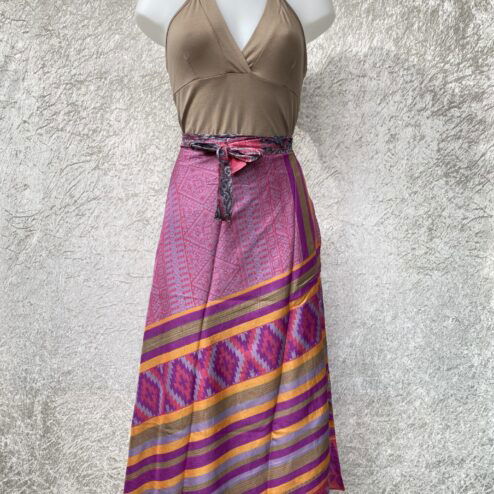 Prachtige dubbelzijdig te dragen wikkelrok gemaakt van tweedehands indiase sar's. Elke rok is uniek en free size XS-XXL. Door de grote overslag past deze bij vele lichaamsbouwen. Makkelijk wasbaar, niet kreukend, ideaal ook voor mee in de koffer want je hebt direct 2 rokken mee!
