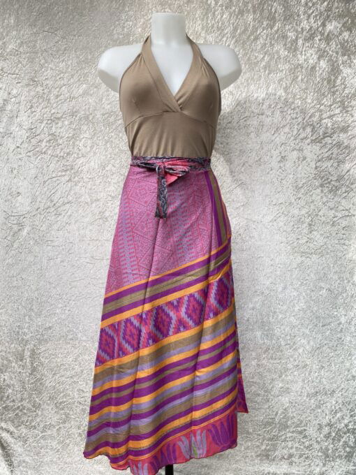 Prachtige dubbelzijdig te dragen wikkelrok gemaakt van tweedehands indiase sar's. Elke rok is uniek en free size XS-XXL. Door de grote overslag past deze bij vele lichaamsbouwen. Makkelijk wasbaar, niet kreukend, ideaal ook voor mee in de koffer want je hebt direct 2 rokken mee!